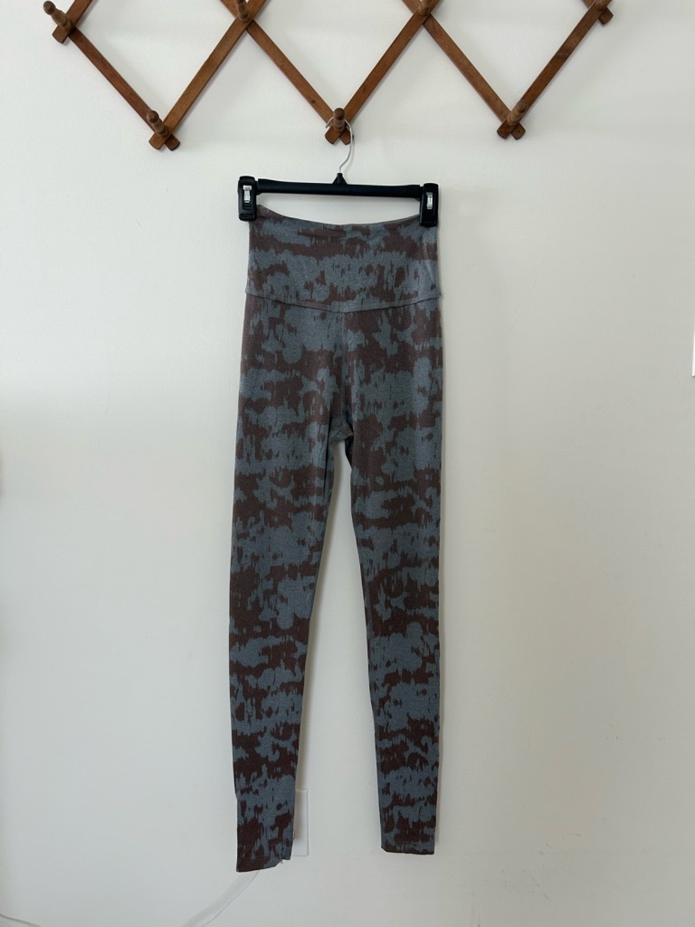 Beyond Yoga High-Rise Leggings in Brown and Gray Camo